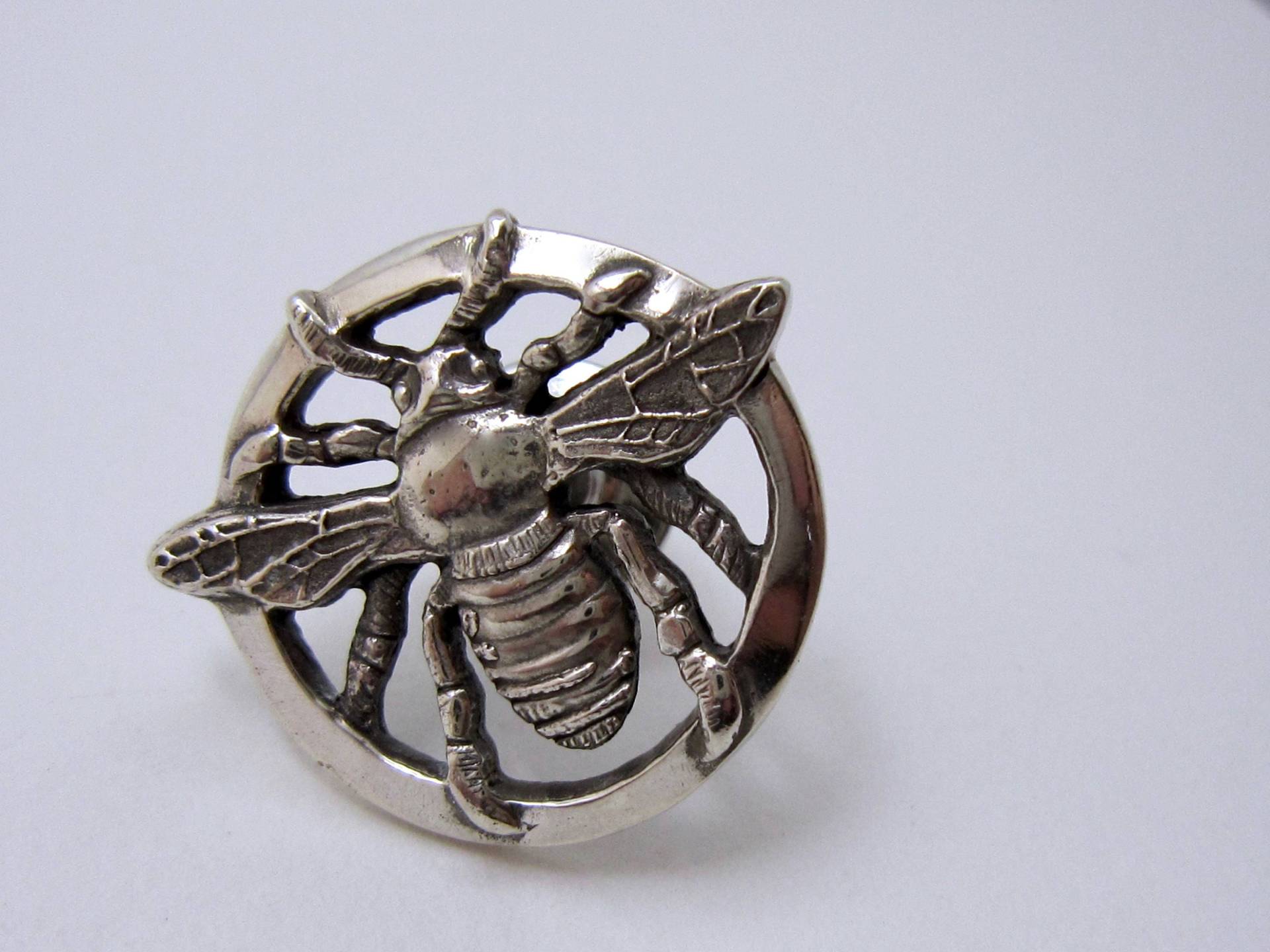 Silber Bienen Anstecknadel Handgefertigter Naturschmuck Silber Bienen Anstecknadel Handgefertigter Naturschmuck von AmandaSchoppel