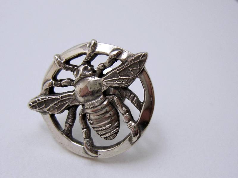 Silber Bienen Anstecknadel Handgefertigter Naturschmuck Silber Bienen Anstecknadel Handgefertigter Naturschmuck von AmandaSchoppel