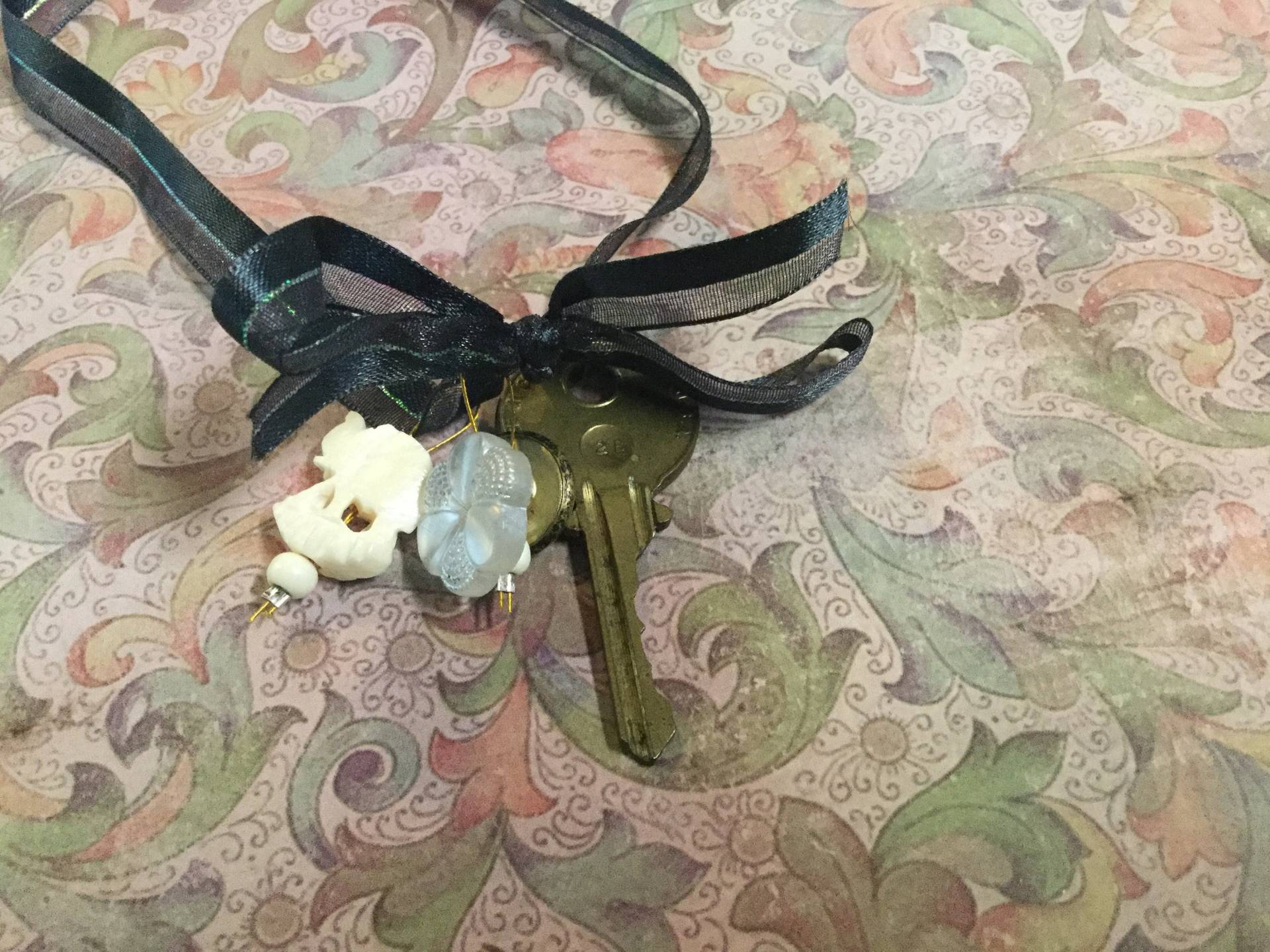 Bandkette Elefant, Schlüssel Und Knopf von AmandasAtticArt