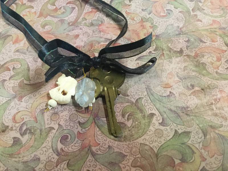 Bandkette Elefant, Schlüssel Und Knopf von AmandasAtticArt