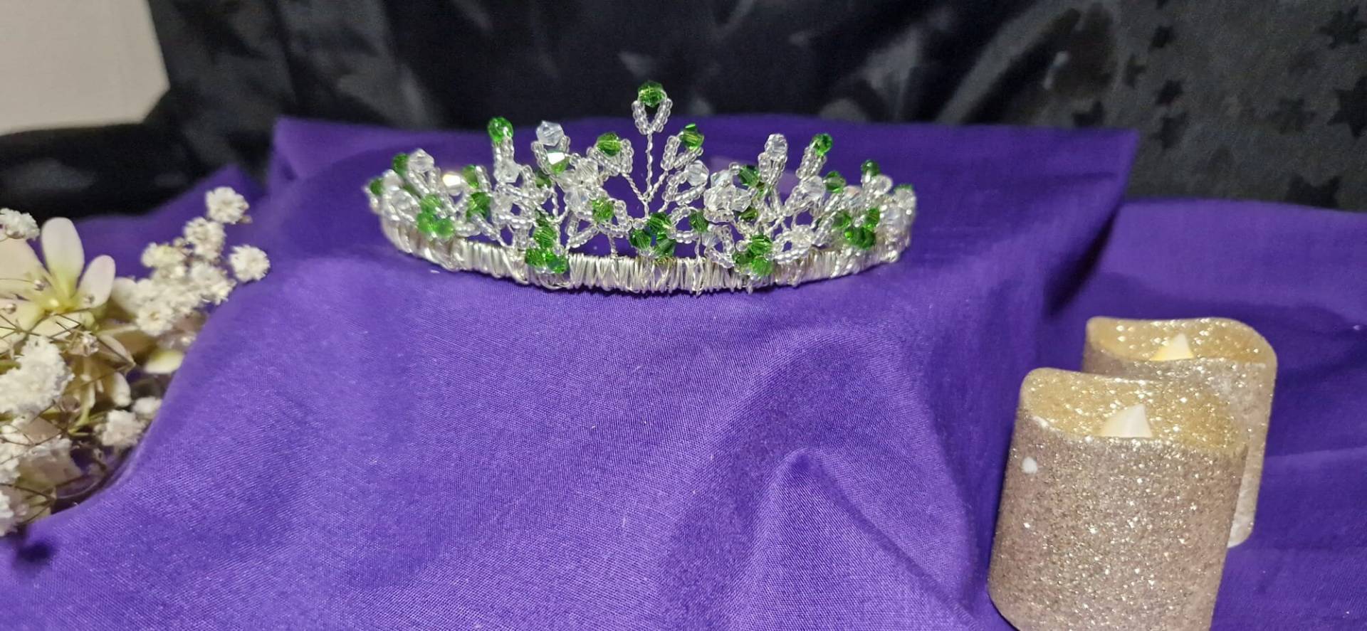 Braut/Brautjungfern Abschlussball Galaday Tiara Mit Smaragd Und Klaren Swarowski-Kristallen Gemacht Braut/Brautjungfern Abschlussball Galaday Tiara Mit Smaragd Und Klaren Swarowski-Kristallen Gemacht von Amandastrinketsuk