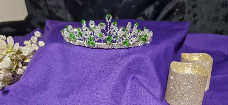 Braut/Brautjungfern Abschlussball Galaday Tiara Mit Smaragd Und Klaren Swarowski-Kristallen Gemacht Braut/Brautjungfern Abschlussball Galaday Tiara Mit Smaragd Und Klaren Swarowski-Kristallen Gemacht von Amandastrinketsuk