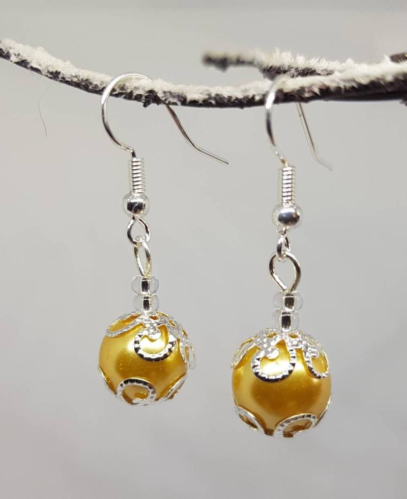 Christbaumkugel, Silber Filigran Und Perle Ohrringe Christbaumkugel, Silber Filigran Und Perle Ohrringe von Amandastrinketsuk
