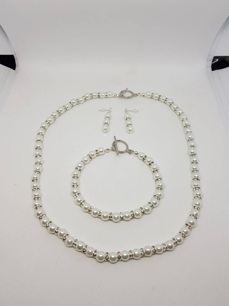 Perlen Und Strass Halskette Armband Ohrringe Passend Dazu Perlen Und Strass Halskette Armband Ohrringe Passend Dazu von Amandastrinketsuk