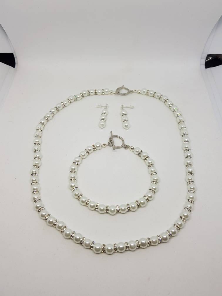 Perlen Und Strass Halskette Armband Ohrringe Passend Dazu Perlen Und Strass Halskette Armband Ohrringe Passend Dazu von Amandastrinketsuk