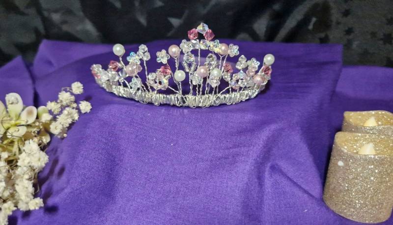 Tiara Für Braut/Brautjungfern/Galaday/Abschlussball in Den Farben Rosa Mit Swarovski-Kristallen Und Perlen Tiara Für Braut/Brautjungfern/Galaday/Abschlussball in Den Farben Rosa Mit Swarovski-Kristallen Und Perlen von Amandastrinketsuk
