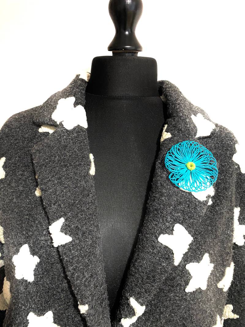 Blumen Brosche - Telefon Draht Anstecknadel Recycling Bunte Handgemachte von AmandlaUbuntu