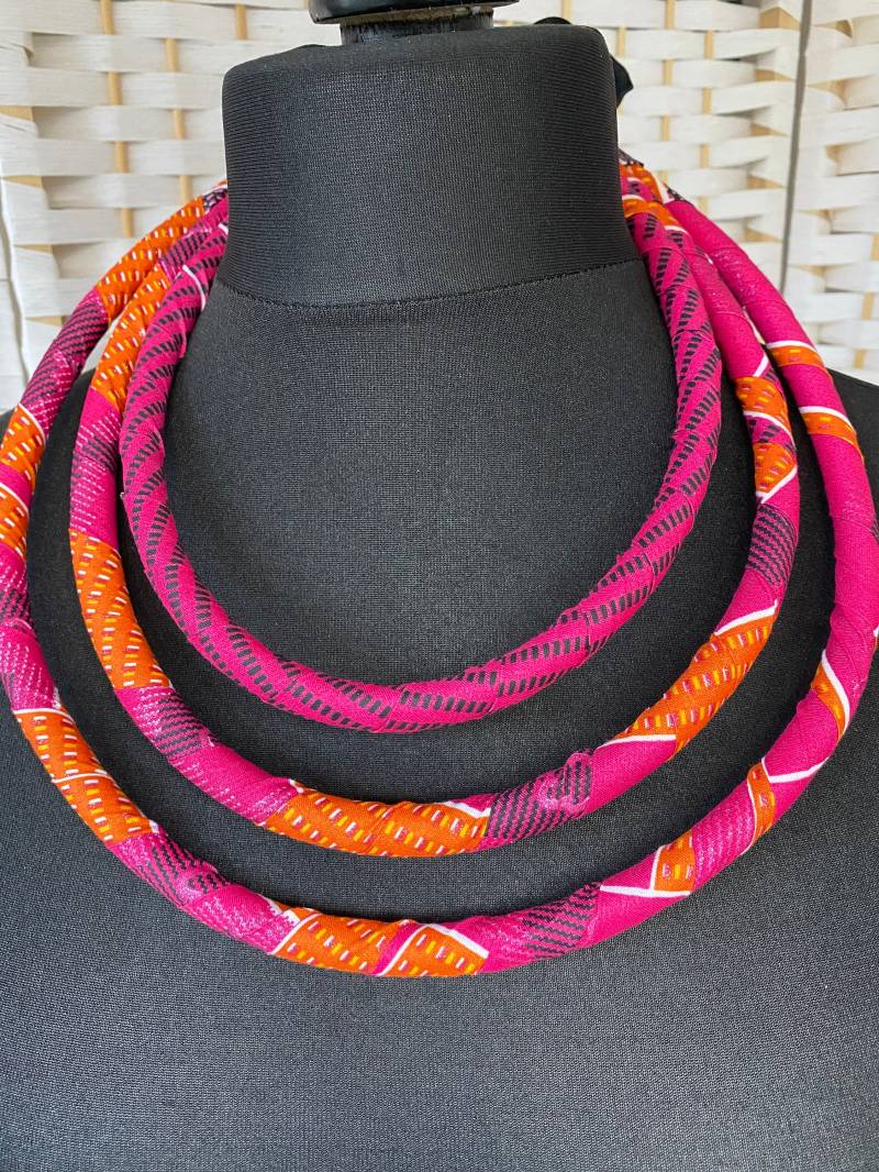 Stoff Halskette Recycling Schmuck Handgemachter Shweshwe Print Made in Südafrika Drei Strang Armband Set von AmandlaUbuntu