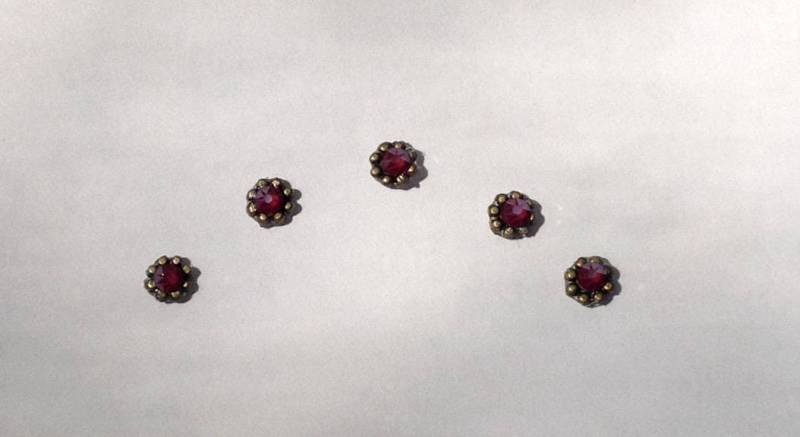 Dunkelrot & Antikes Goldakzent-Bindis von AmaniMaharet