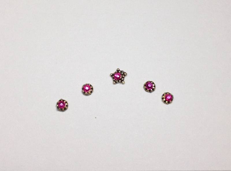 Fuchsia & Goldakzent Bindis von AmaniMaharet