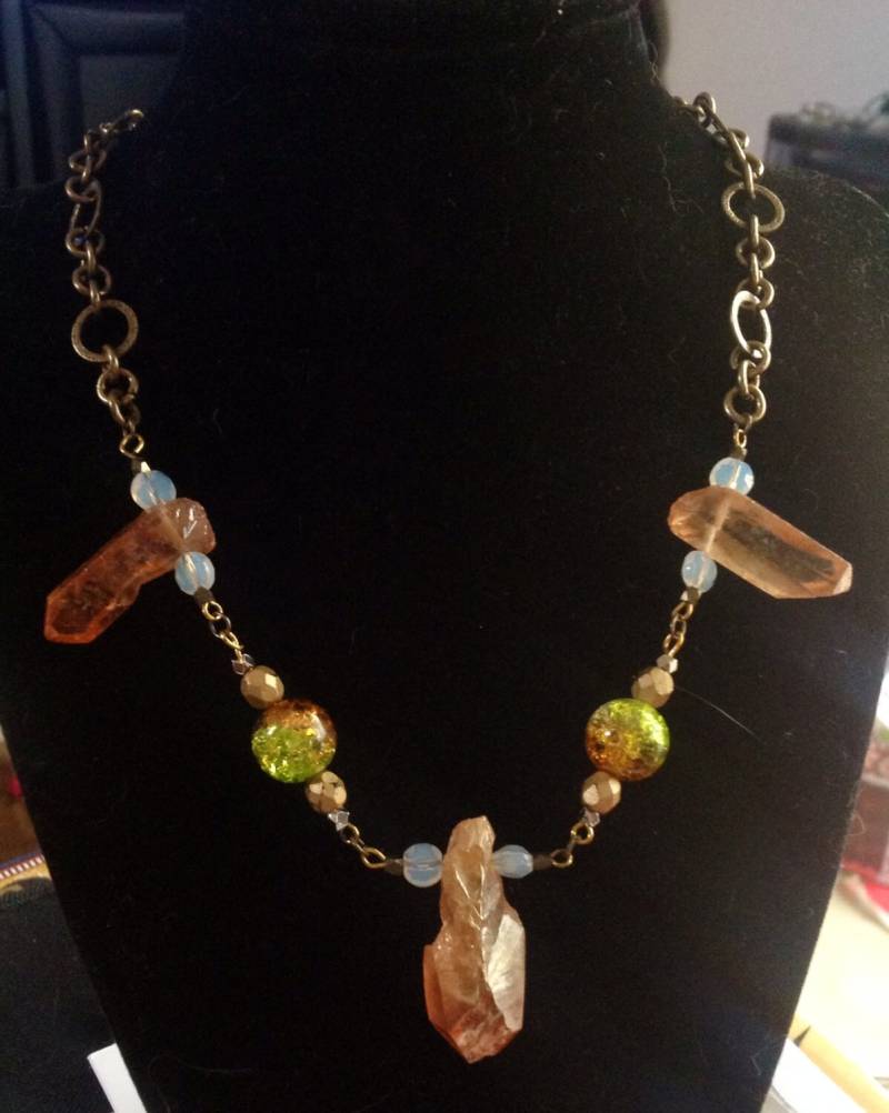 Gefärbten Quarz Punkt Halskette von AmaniMaharet