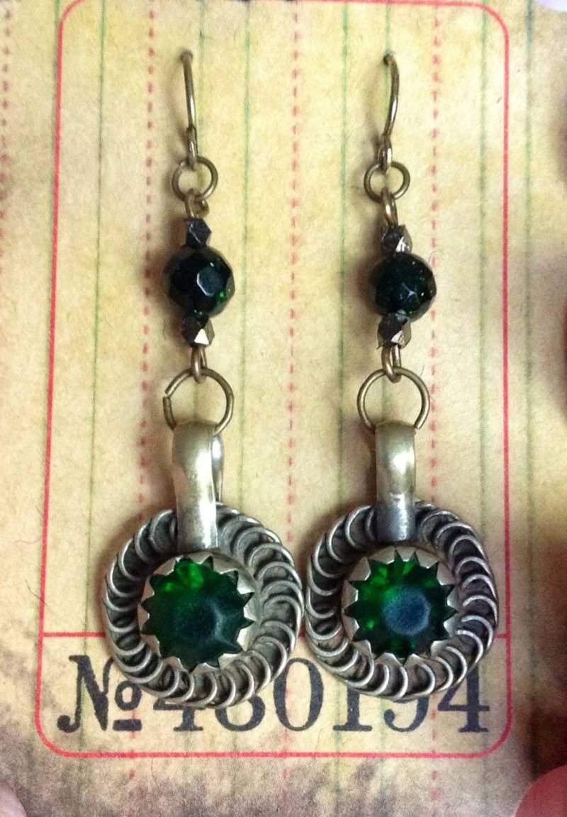 Grüne Goldstone & Kuchi Anhänger Ohrringe von AmaniMaharet