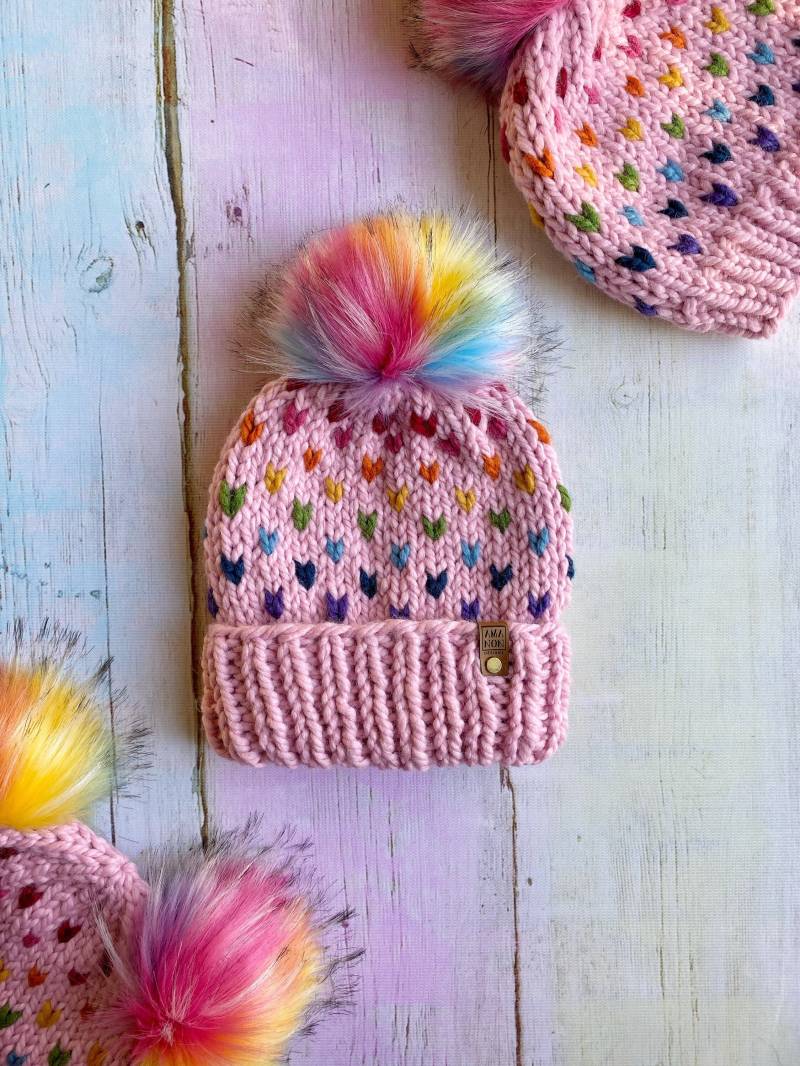 Pinke Elfen Haube Mit Doppeltem Rand Und Abnehmbarem Regenbogen Pom von AmanonDesigns