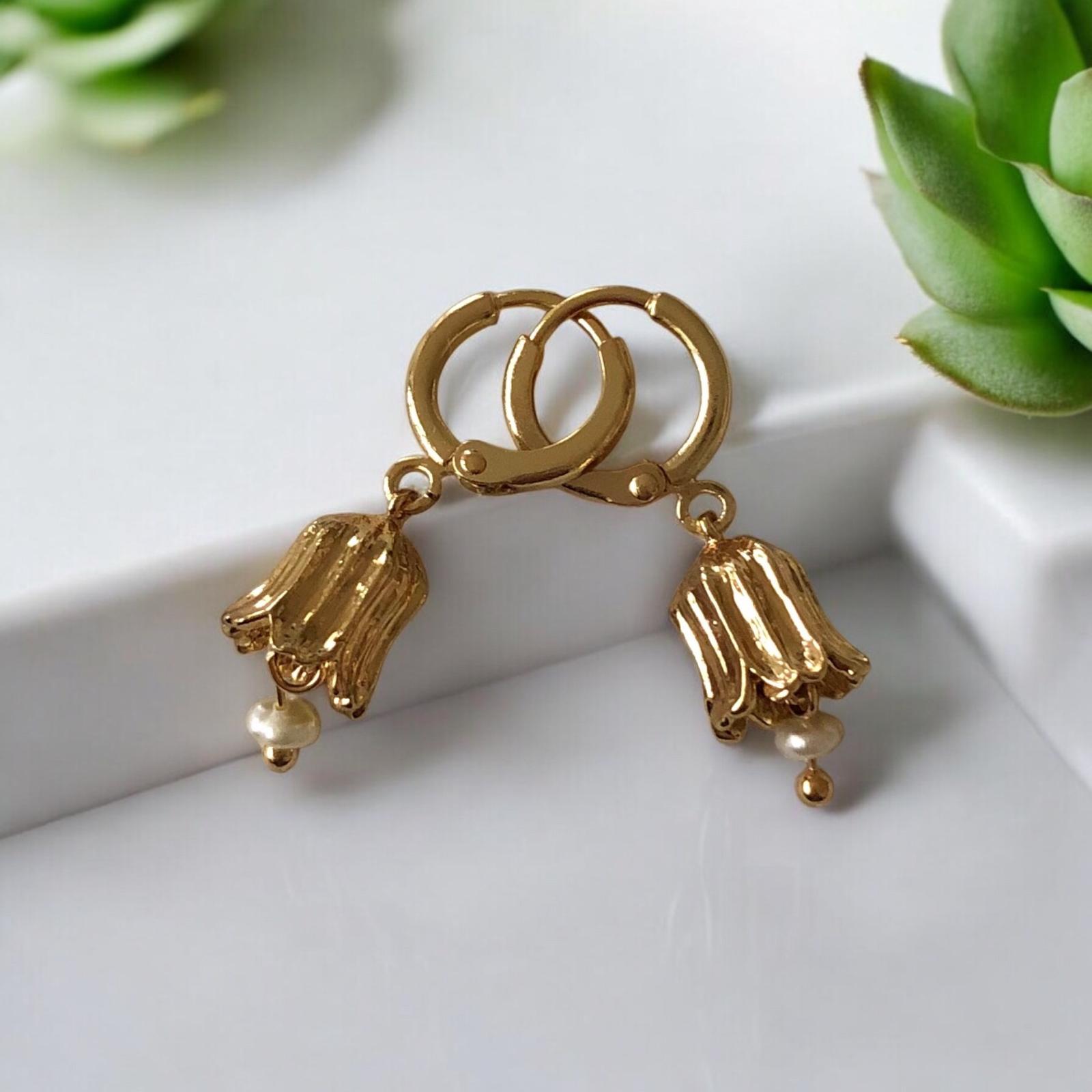 Goldene Glöckchen Mit Kleiner Süßwasserperle in 18K Vergoldung, An Mini-Creolen Huggies Hoop, Ohrringe Für Frauen Im Vintage Style von AmaraVeraJewellery