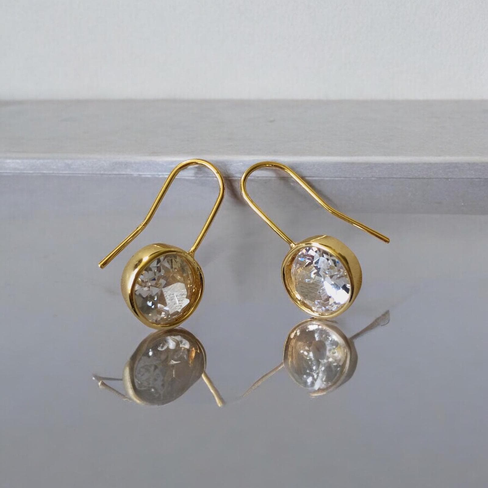 Goldene Ohrringe Mit Klarem Zirkonia Stein in 18K Vergoldung, Geschenk Für Frauen von AmaraVeraJewellery