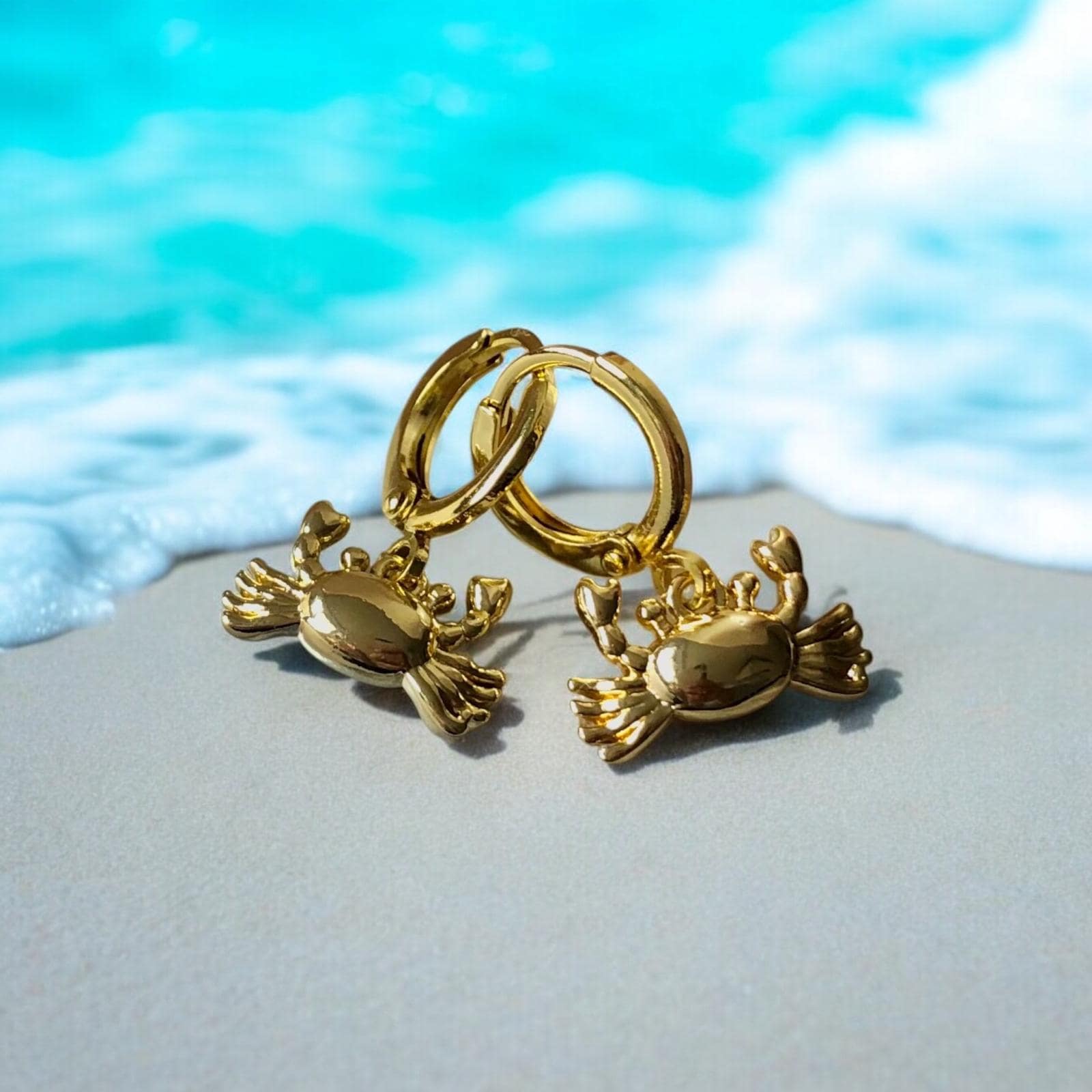 Goldene Ohrringe Mit Kleinem Krebs in 18K Vergoldung, An Mini-Creolen Huggies Hoop, Für Frauen von AmaraVeraJewellery