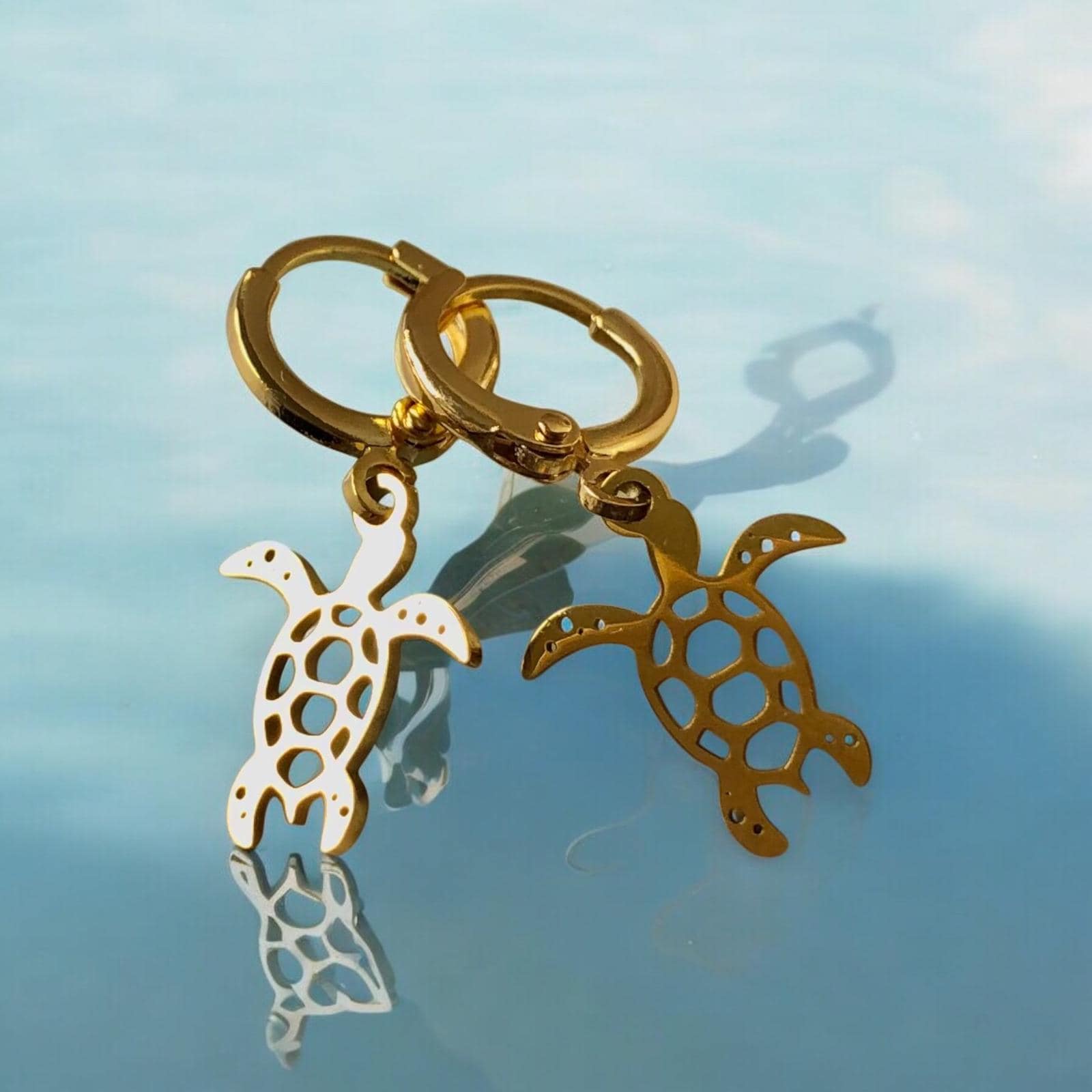 Goldene Ohrringe Mit Schildkröte Im Origami Style in 18K Vergoldung, An Mini-Creolen Huggies Hoop, Ohrringefür Frauen von AmaraVeraJewellery