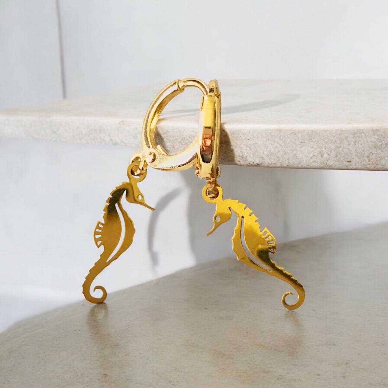 Goldene Ohrringe Mit Seepferdchen Im Origami Style in 18K Vergoldung, An Mini-Creolen Huggies Hoop, Für Frauen von AmaraVeraJewellery