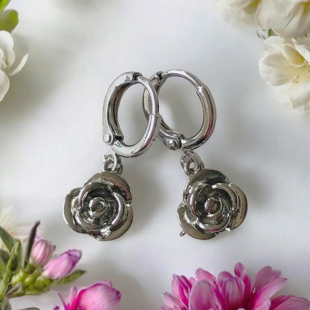 Silberne Ohrringe Mit Rose, Mini-Creolen, Hoops, Huggies, Für Frauen Im Vintage Style von AmaraVeraJewellery