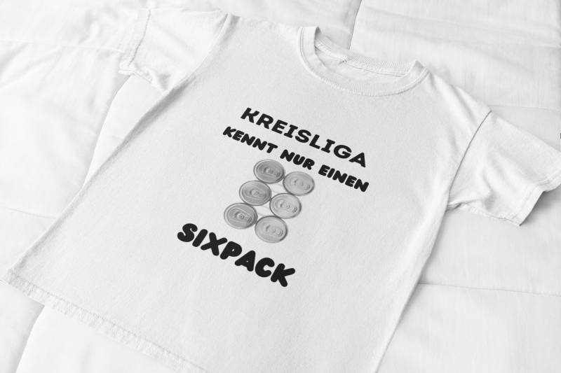 T-Shirt Weiß/Schwarz "Kreisliga Sixpack" Perfekt Für Den Fußballfan Und Alle Kreisligaspieler Als Geschenk Kleidung/Spaß/Fußball T-Shirt Weiß/Schwarz "Kreisliga Sixpack" Perfekt Für Den Fußballfan Und Alle Kreisligaspieler Als Geschenk Kleidung/Spaß/Fußball von Amateurchamp