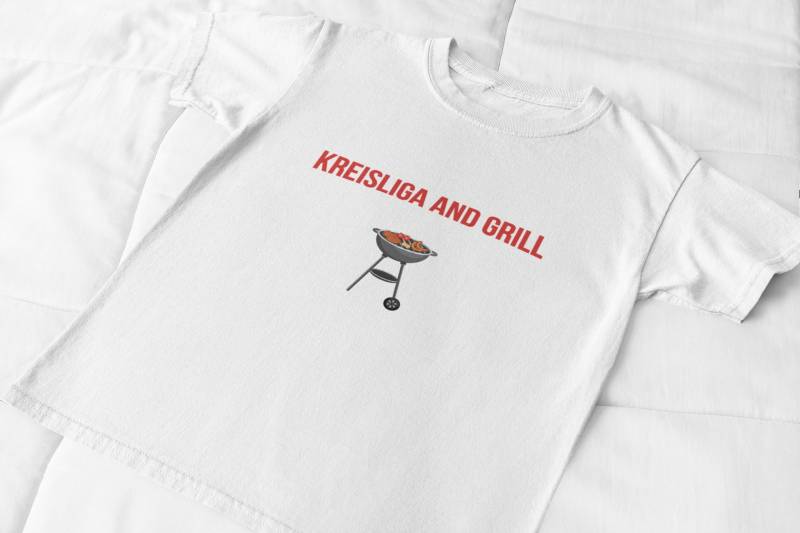 T-Shirt Weiß/Schwarz "Kreisliga & Grill" Perfekt Für Den Fußballfan Und Alle Kreisligaspieler Als Geschenk Kleidung/Spaß/Fußball T-Shirt Weiß/Schwarz "Kreisliga & Grill" Perfekt Für Den Fußballfan Und Alle Kreisligaspieler Als Geschenk Kleidung/Spaß/Fußball von Amateurchamp