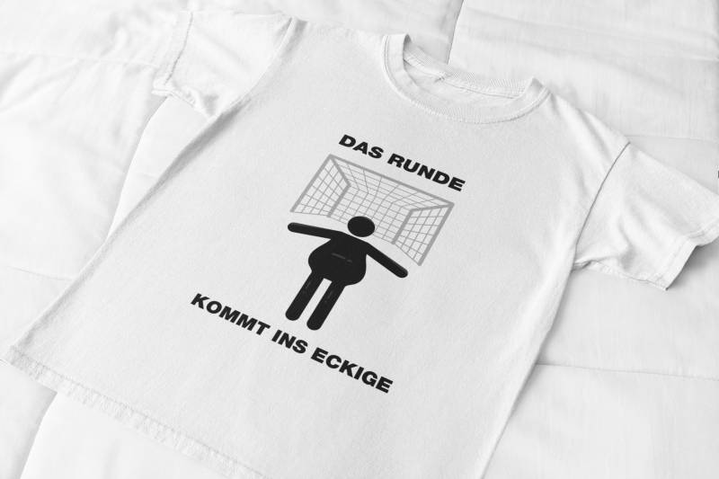 T-Shirt Weiß/Schwarz "Runde Kommt Ins Eckige" Perfekt Für Den Fußballfan Und Alle Kreisligaspieler Als Geschenk Kleidung/Spaß/Fußball T-Shirt Weiß/Schwarz "Runde Kommt Ins Eckige" Perfekt Für Den Fußballfan Und Alle Kreisligaspieler Als Geschenk Kleidung/Spaß/Fußball von Amateurchamp