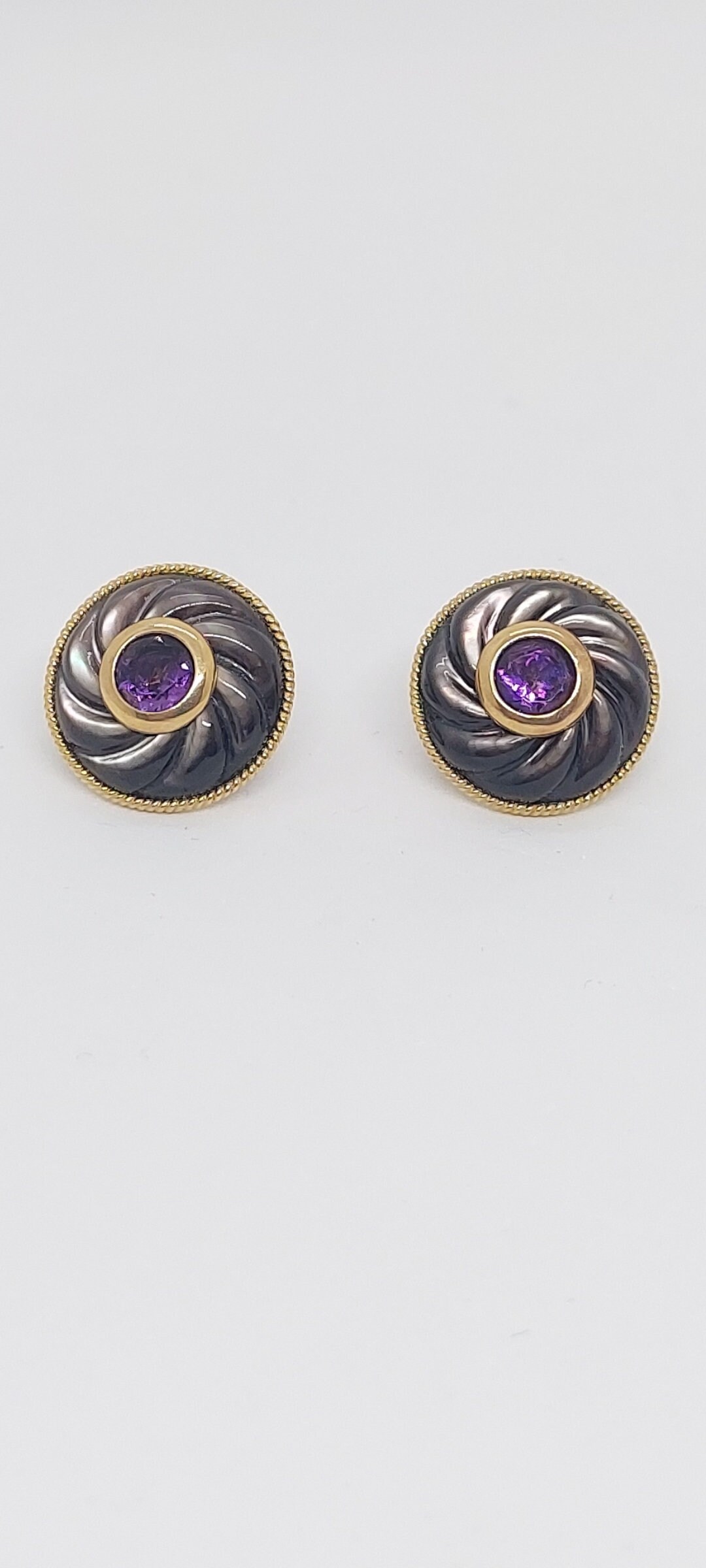 Schwarzes Perlmutt Und Facettierter Amethyst Push Back 14K Gelbgold Ohrstecker. 15x15mm Mop/Amethyst Perlmutt-Liebhaber/Amethyst-Liebhaber von AmazingByAlexander