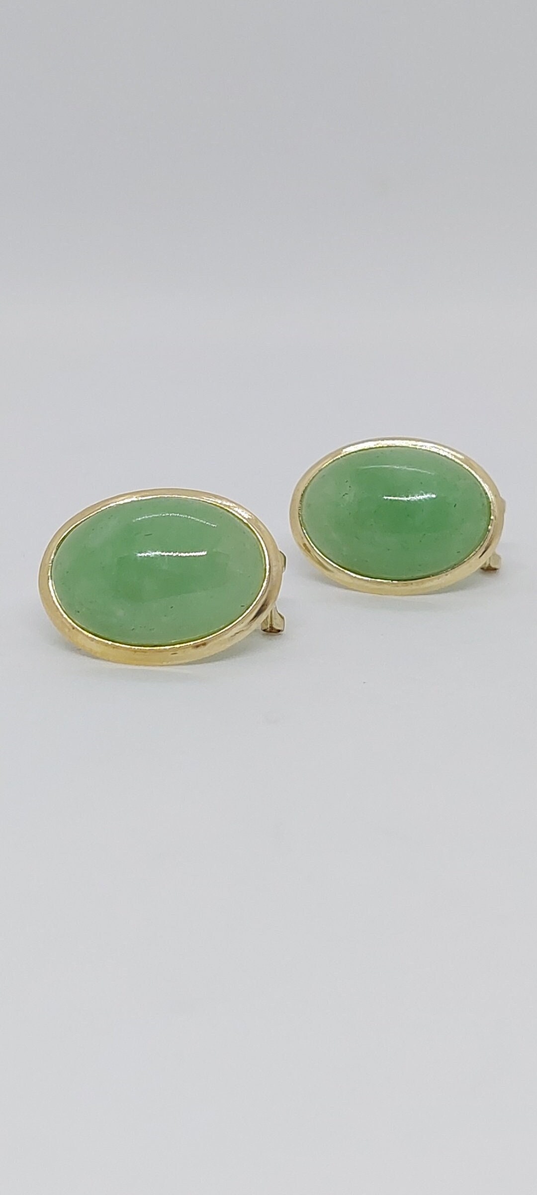 14K Gelbgold Natürliche Farbe Glatte Grüne Jade Ohrring. Ohrring 18x14mm Für Einen Jade-Liebhaber. Glück von AmazingByAlexander