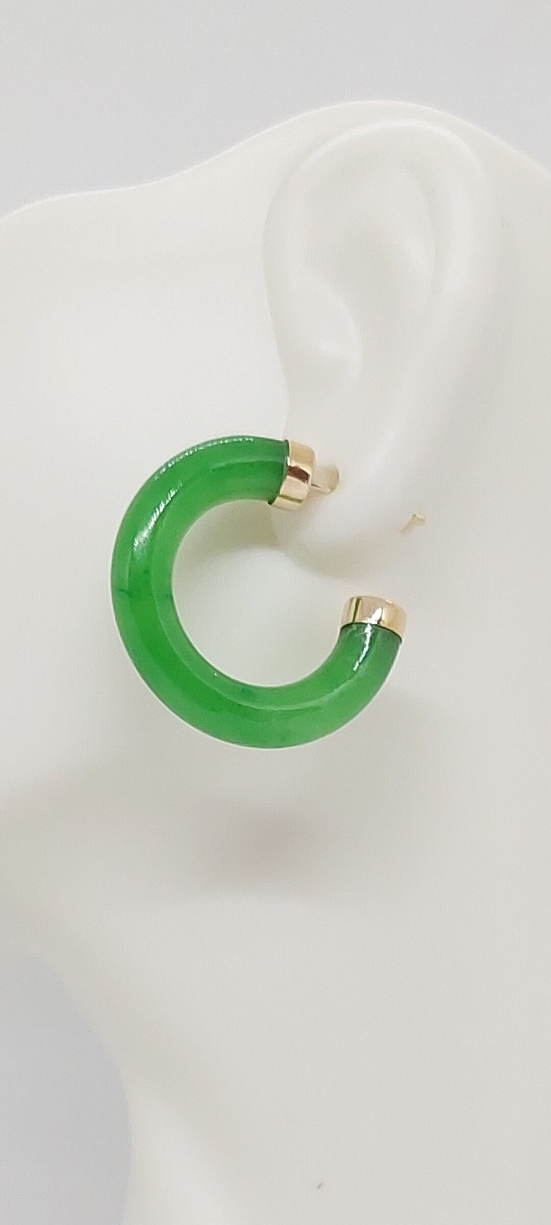 Geen Jade Push Back Ohrringe in 14K Gelbgold. 24 Millimeter Grüne 14K Gelbgold Ohrring von AmazingByAlexander