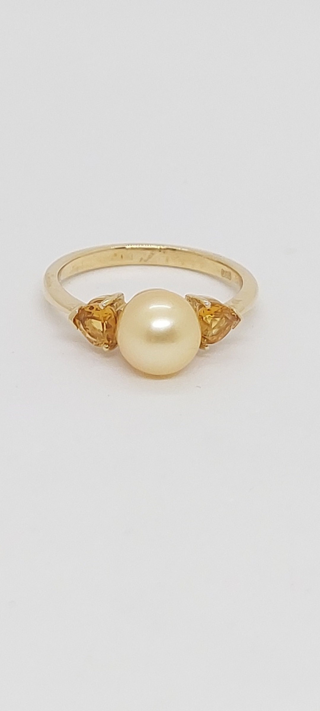 Goldene Akoya 6mm Perlenring Mit Citrin in 14K Gelbgold. Perle. Aoya 14K Gelbgold Gr. 7. Pearl Lover von AmazingByAlexander