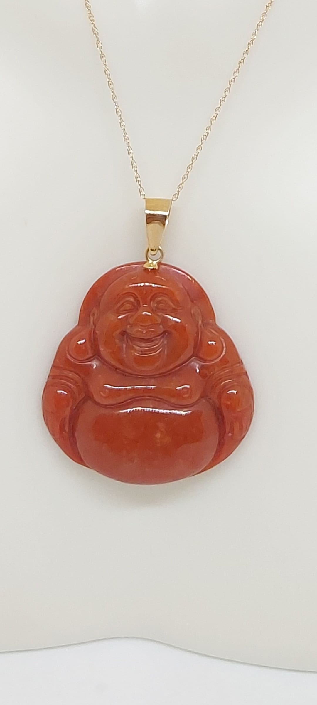 Roter Jade Buddha in 14K Gelbgold Anhänger/Halskette 18 Zoll Goldkette Für Einen Jade-Liebhaber. Glücksbuddha. 35mm X 25mm Buddha von AmazingByAlexander