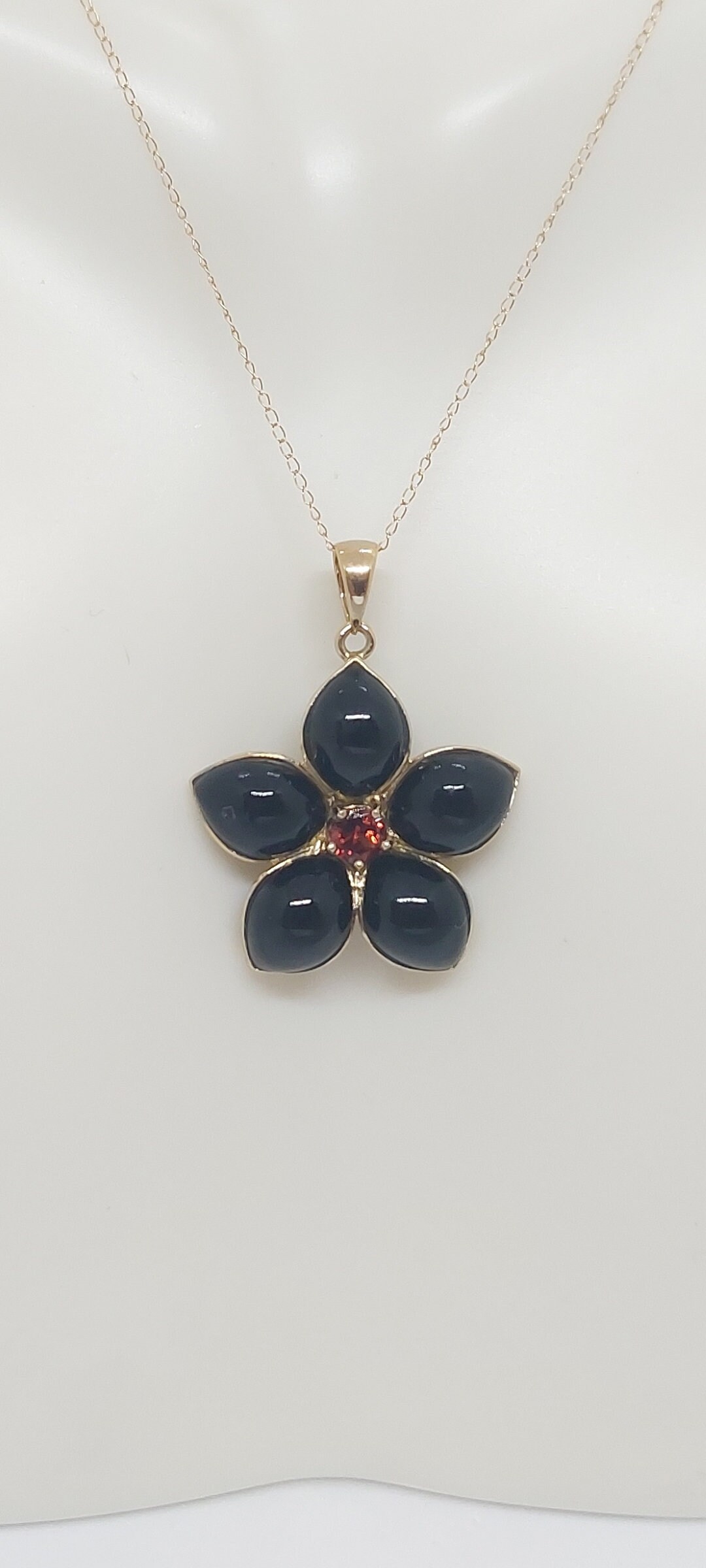 Schwarz Onyx/Garnet Blume 14K Gelb Gold Anhänger 18 "Gelbgold Seil Kette. Onyx/Garnet Anhänger. Blütenblatt. Onyx Liebhaber von AmazingByAlexander