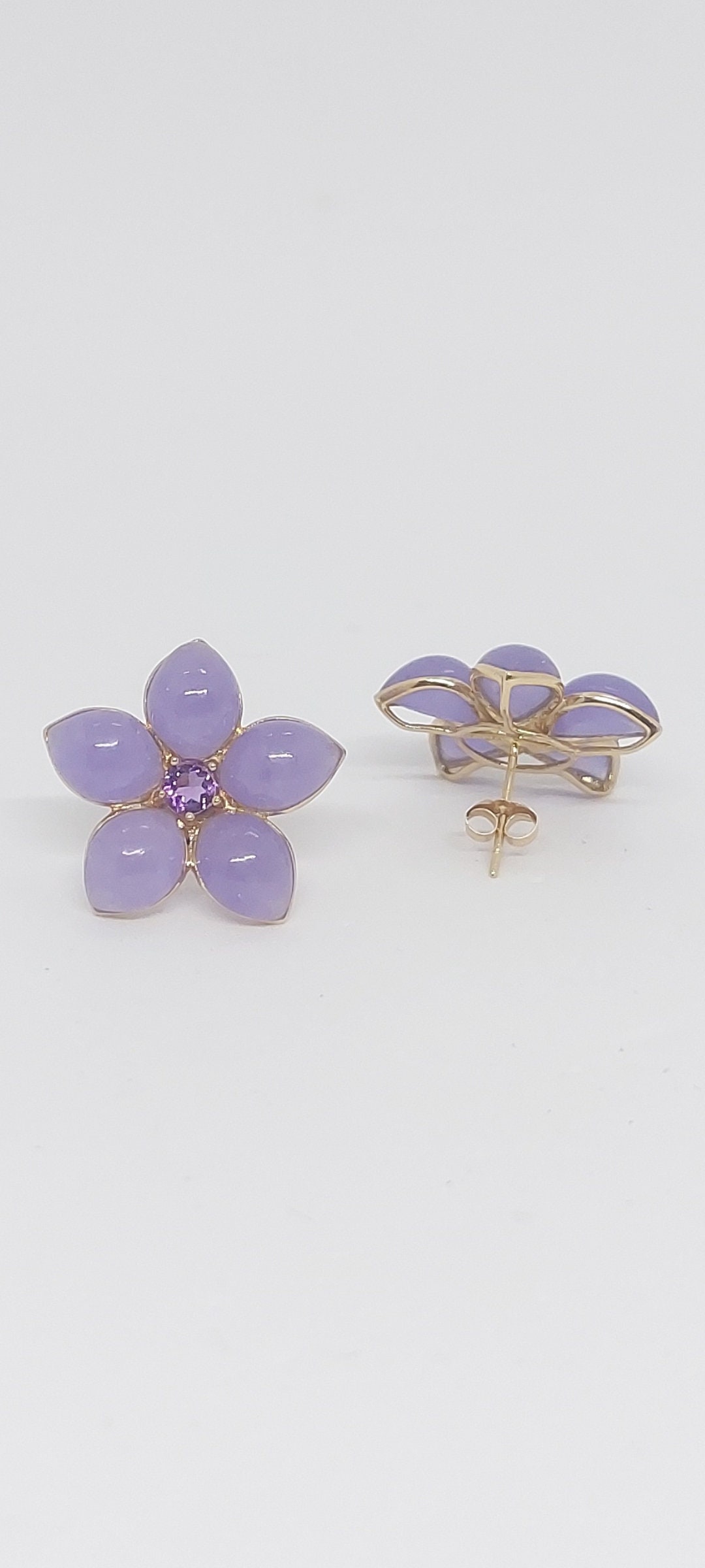 Vintage 14K Solid Gelb Gold Lavendel Jade Blume Ohrstecker Mit Facettierten Amethyst in Der Mitte. Ohrring von AmazingByAlexander