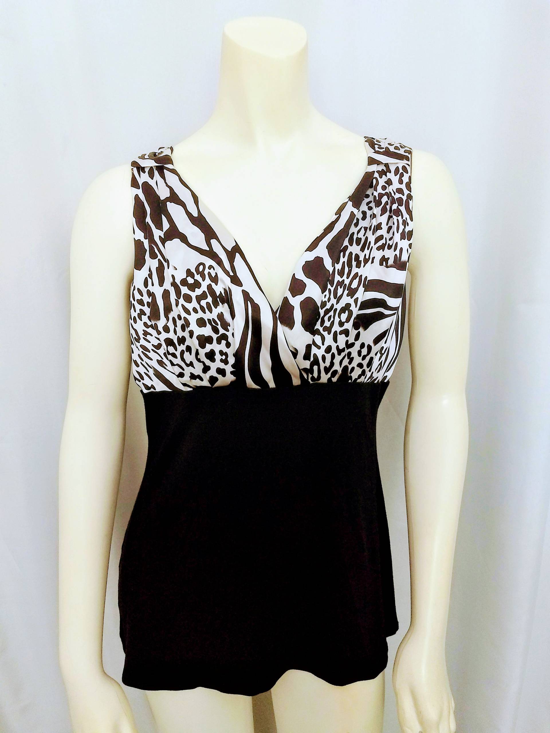 100% Seide Kay Celine Animal Print Top/Designer Schwarz Weiß Zebra Ärmellose Cocktails Bluse Elegante Weiche Seide Größe L N473 100% Seide Kay Celine Animal Print Top/Designer Schwarz Weiß Zebra Ärmellose Cocktails Bluse Elegante Weiche Seide Größe L N473 von AmazingClosetShop