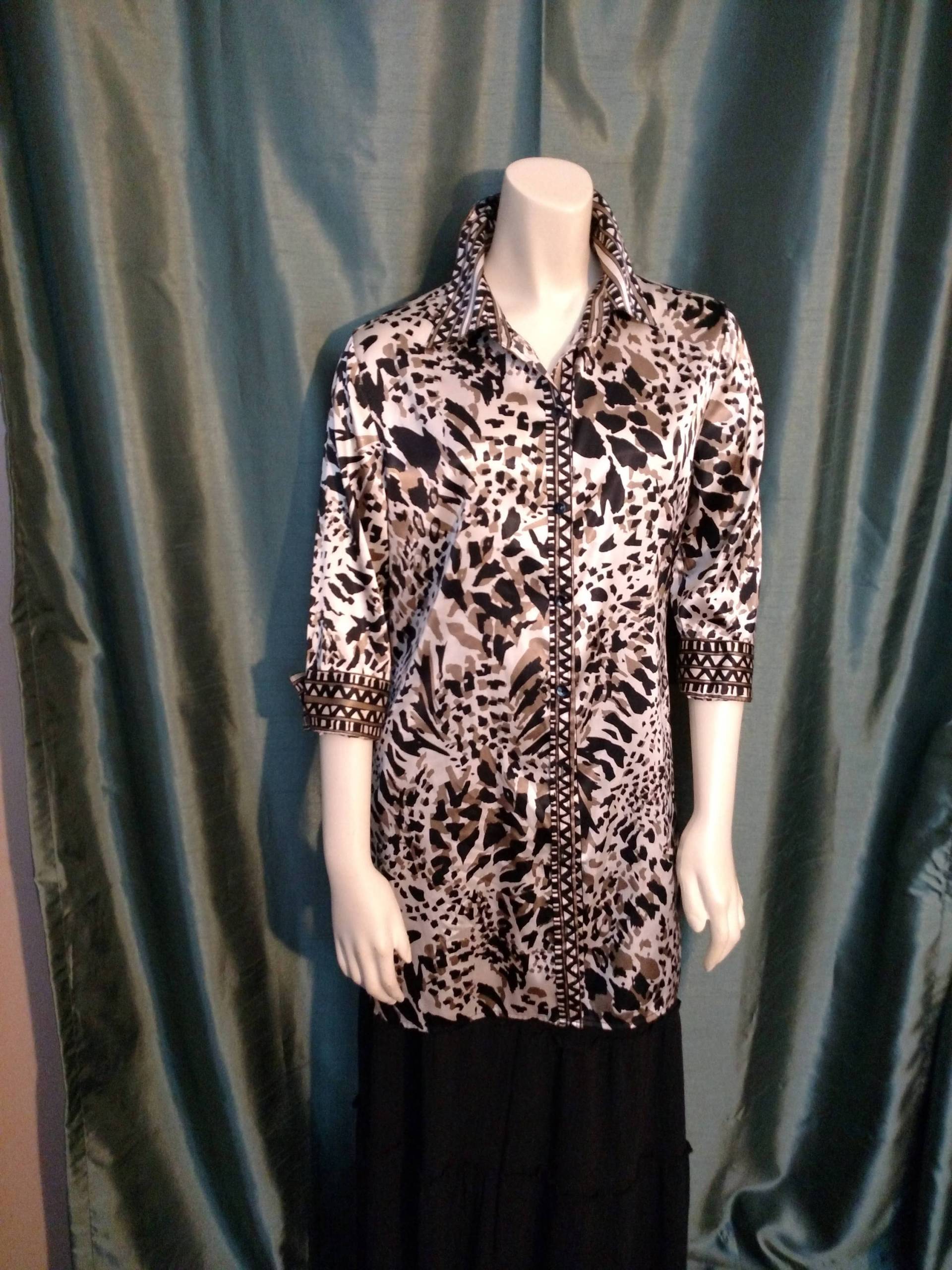 Chicos Animal Print Lange Satin Bluse Shirt/Beige Und Schwarzes Tiermuster Extra Tunika/Geschenk Für Sie/Größe S/No307 Chicos Animal Print Lange Satin Bluse Shirt/Beige Und Schwarzes Tiermuster Extra Tunika/Geschenk Für Sie/Größe S/No307 von AmazingClosetShop