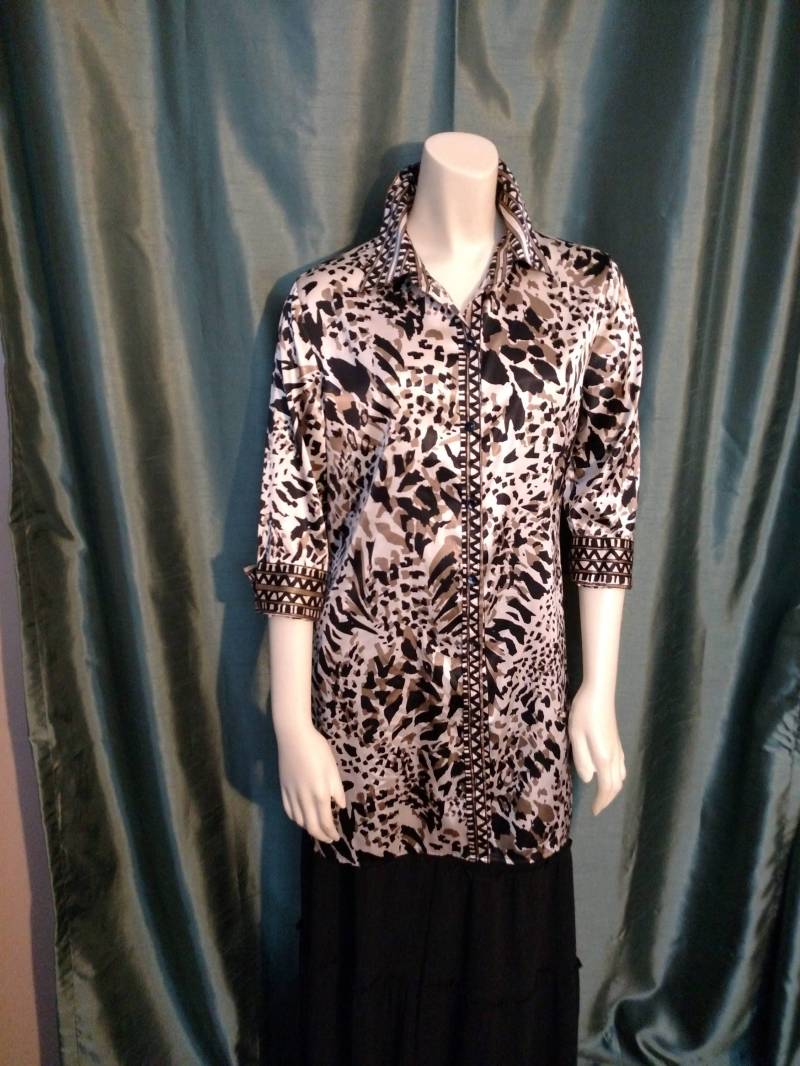 Chicos Animal Print Lange Satin Bluse Shirt/Beige Und Schwarzes Tiermuster Extra Tunika/Geschenk Für Sie/Größe S/No307 Chicos Animal Print Lange Satin Bluse Shirt/Beige Und Schwarzes Tiermuster Extra Tunika/Geschenk Für Sie/Größe S/No307 von AmazingClosetShop