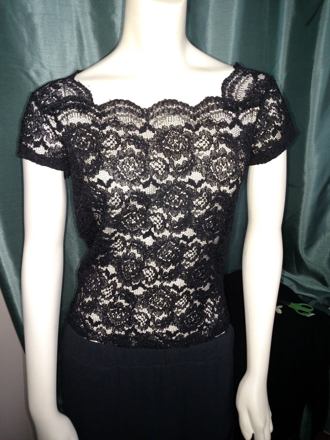Dressy Schwarze Spitze Cocktail Bluse Top/Elegante Kurz Ärmel Party Abend Blumenmuster Top/Größe S Stretch Bluse/Nr 127 Dressy Schwarze Spitze Cocktail Bluse Top/Elegante Kurz Ärmel Party Abend Blumenmuster Top/Größe S Stretch Bluse/Nr 127 von AmazingClosetShop