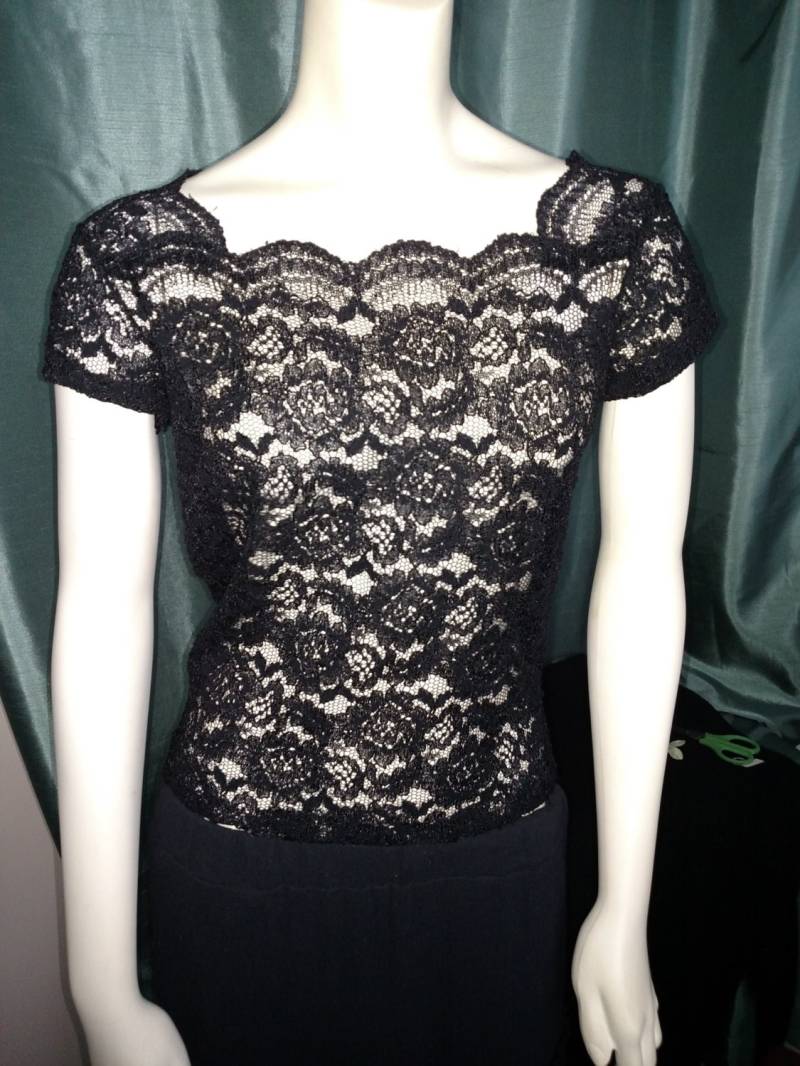 Dressy Schwarze Spitze Cocktail Bluse Top/Elegante Kurz Ärmel Party Abend Blumenmuster Top/Größe S Stretch Bluse/Nr 127 Dressy Schwarze Spitze Cocktail Bluse Top/Elegante Kurz Ärmel Party Abend Blumenmuster Top/Größe S Stretch Bluse/Nr 127 von AmazingClosetShop