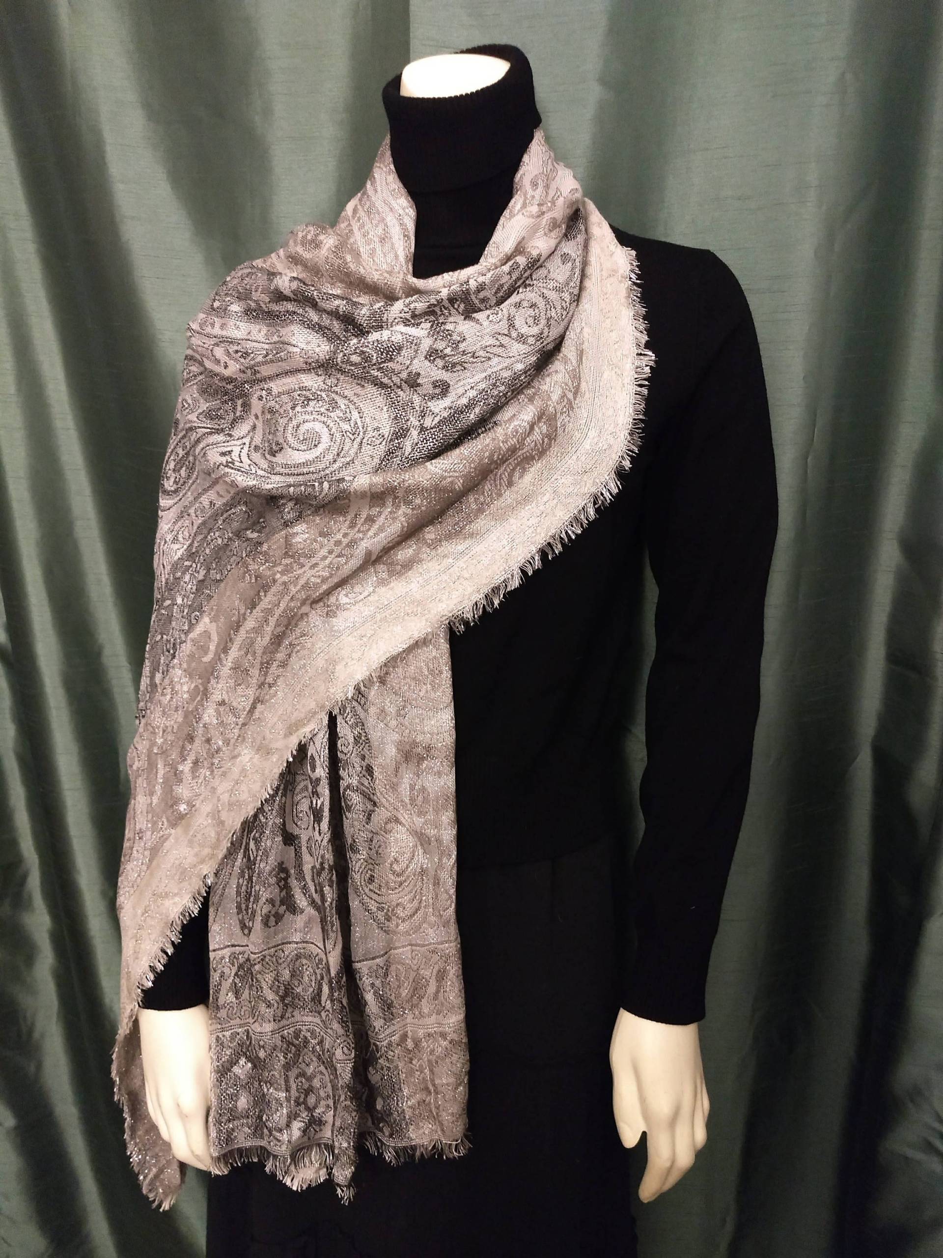 Großer Rayan Grau Silber Paisley Wickelschal/Eleganter Extra Funkelnder Geschenkschal/Winter Geschenk Accessoire/Geschenk Für Sie/No.414 Großer Rayan Grau Silber Paisley Wickelschal/Eleganter Extra Funkelnder Geschenkschal/Winter Geschenk Accessoire/Geschenk Für Sie/No.414 von AmazingClosetShop