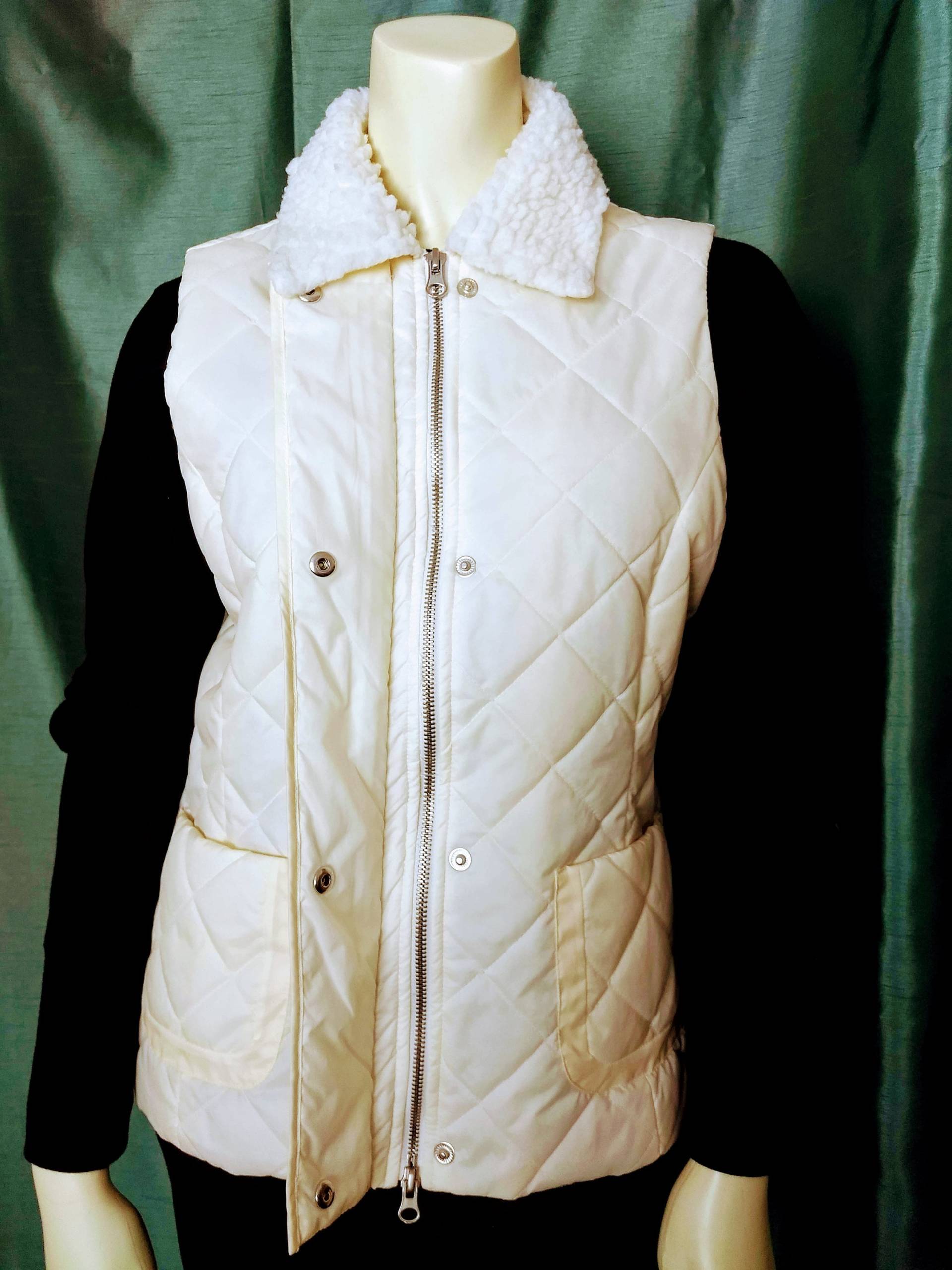 Weiße Weste Leichte Sportbekleidung/Villager Herbst Ärmellose Warme Gesteppte Steppjacke Mit Handpaketen/Geschenk Für Sie/Größe S/Nr.780 Weiße Weste Leichte Sportbekleidung/Villager Herbst Ärmellose Warme Gesteppte Steppjacke Mit Handpaketen/Geschenk Für Sie/Größe S/Nr.780 von AmazingClosetShop