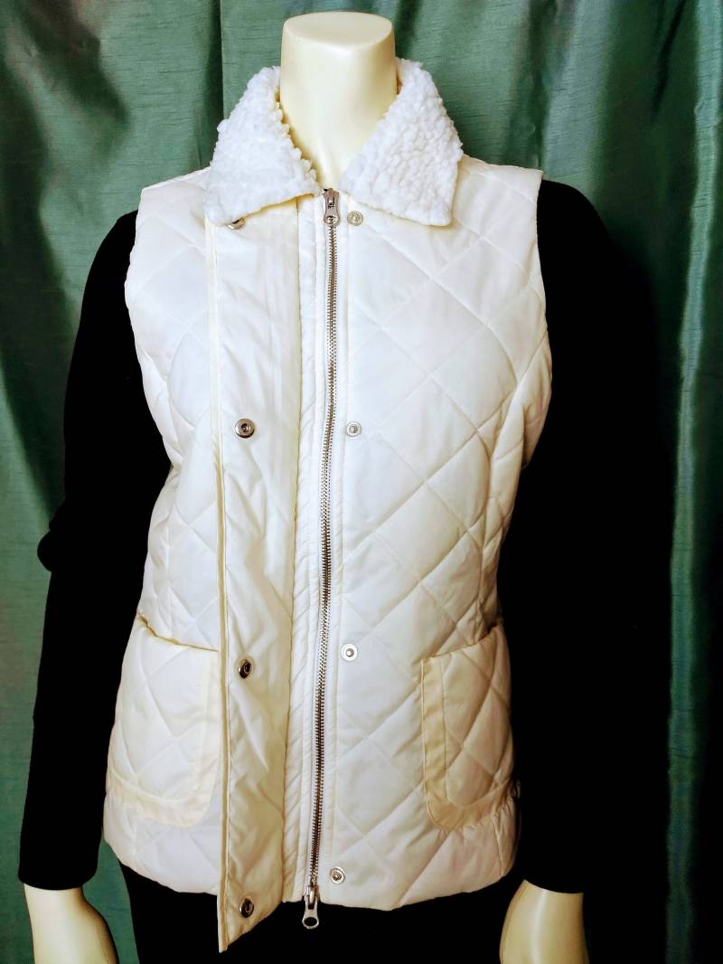 Weiße Weste Leichte Sportbekleidung/Villager Herbst Ärmellose Warme Gesteppte Steppjacke Mit Handpaketen/Geschenk Für Sie/Größe S/Nr.780 Weiße Weste Leichte Sportbekleidung/Villager Herbst Ärmellose Warme Gesteppte Steppjacke Mit Handpaketen/Geschenk Für Sie/Größe S/Nr.780 von AmazingClosetShop