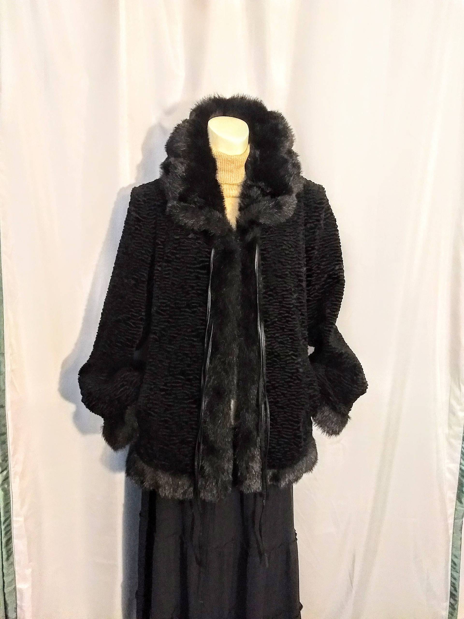 Seltene Feine/Schwarze Kunst-Perser-Lamm-Crop-Jacke Elegante Kurze Warme Crop-Damenjacke Vintage-Dressy Winter-Unikatjacke Größe S No.417 Seltene Feine/Schwarze Kunst-Perser-Lamm-Crop-Jacke Elegante Kurze Warme Crop-Damenjacke Vintage-Dressy Winter-Unikatjacke Größe S No.417 von AmazingClosetShop
