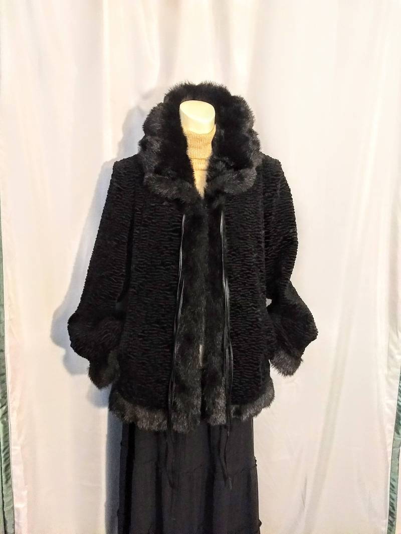 Seltene Feine/Schwarze Kunst-Perser-Lamm-Crop-Jacke Elegante Kurze Warme Crop-Damenjacke Vintage-Dressy Winter-Unikatjacke Größe S No.417 von AmazingClosetShop