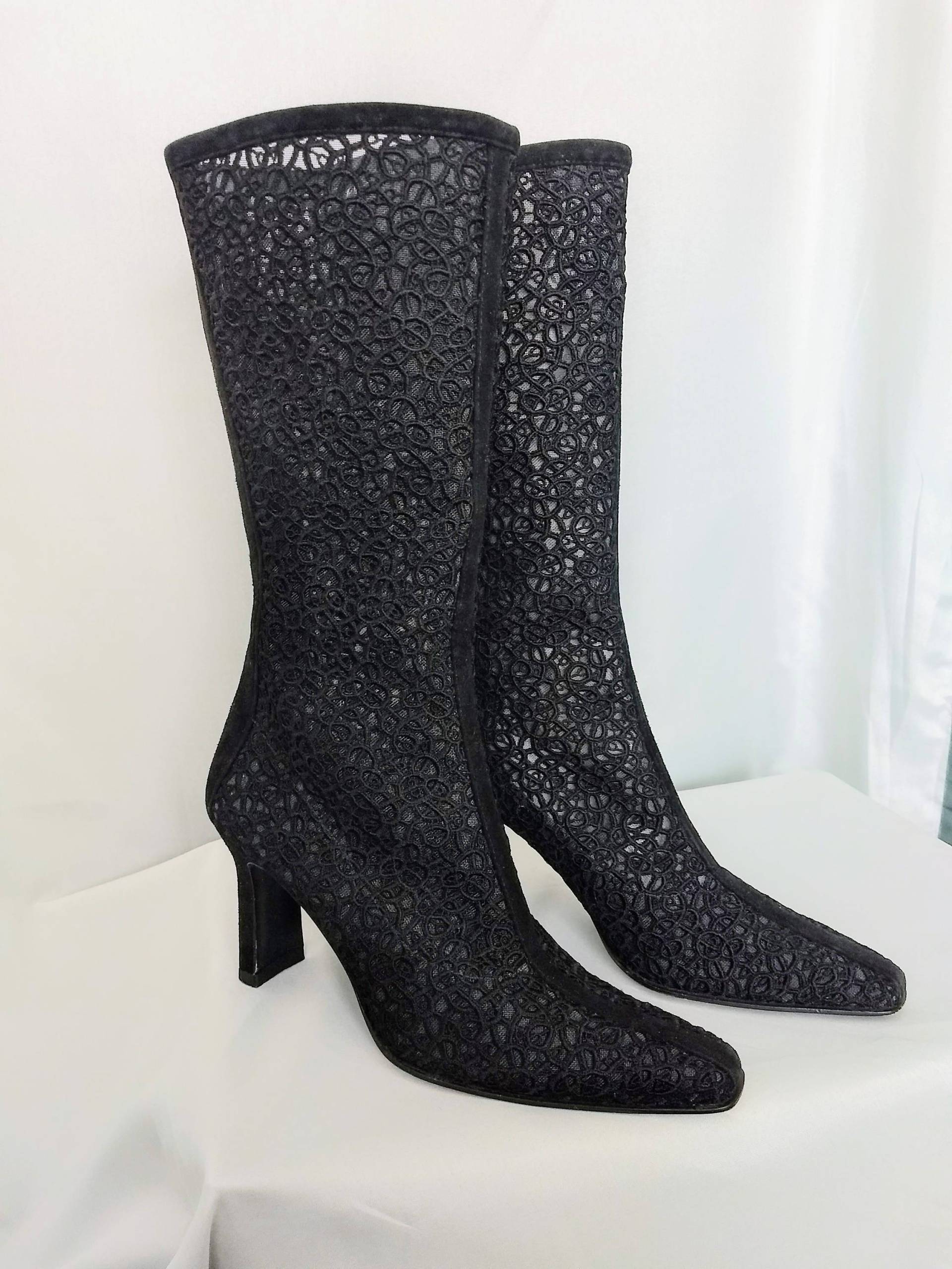 Seltene Stuart Weitzman Elegante Stiefel/Mit Schwarzem Ätz-Spitze Reißverschluss Einzigartiges Design Beste Qualität High Heel Größe 7.5 - 38 N450 Seltene Stuart Weitzman Elegante Stiefel/Mit Schwarzem Ätz-Spitze Reißverschluss Einzigartiges Design Beste Qualität High Heel Größe 7.5 - 38 N450 von AmazingClosetShop