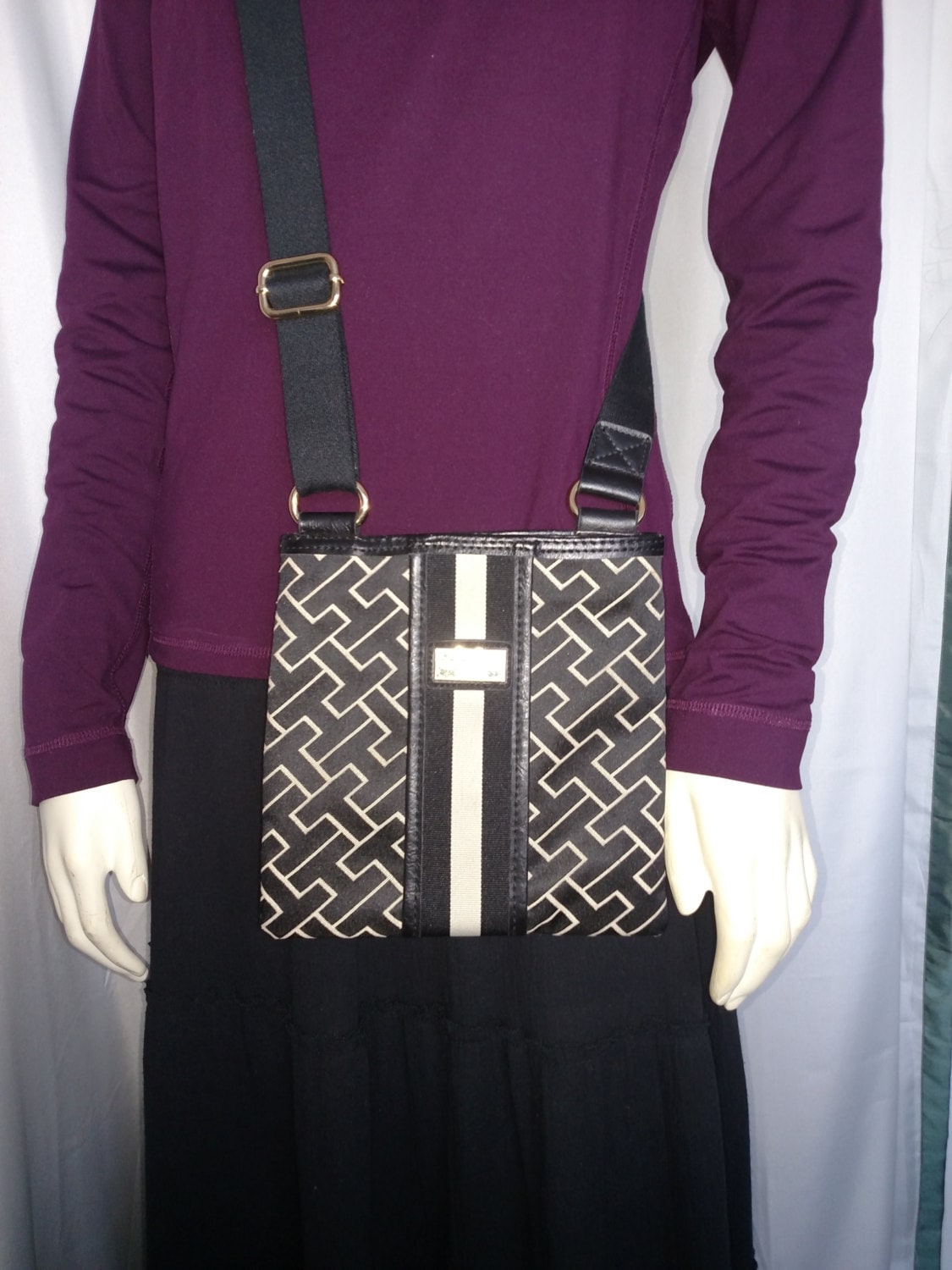 Tommy Hilfiger Crossbody Bag/Schwarze Und Beige Stoff Geldbörse/Verstellbare Geldbörse/Stoff Kunstleder Geldbörse/Artikel Nr. 192 von AmazingClosetShop