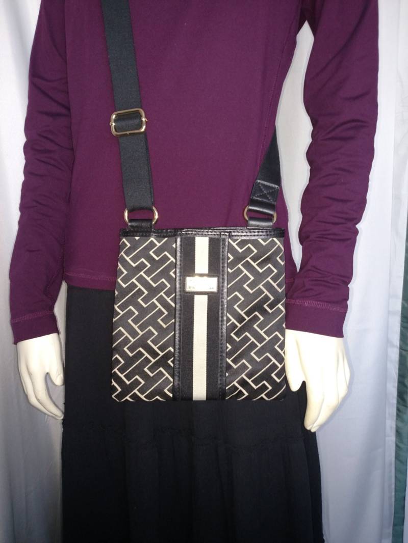 Tommy Hilfiger Crossbody Bag/Schwarze Und Beige Stoff Geldbörse/Verstellbare Geldbörse/Stoff Kunstleder Geldbörse/Artikel Nr. 192 von AmazingClosetShop