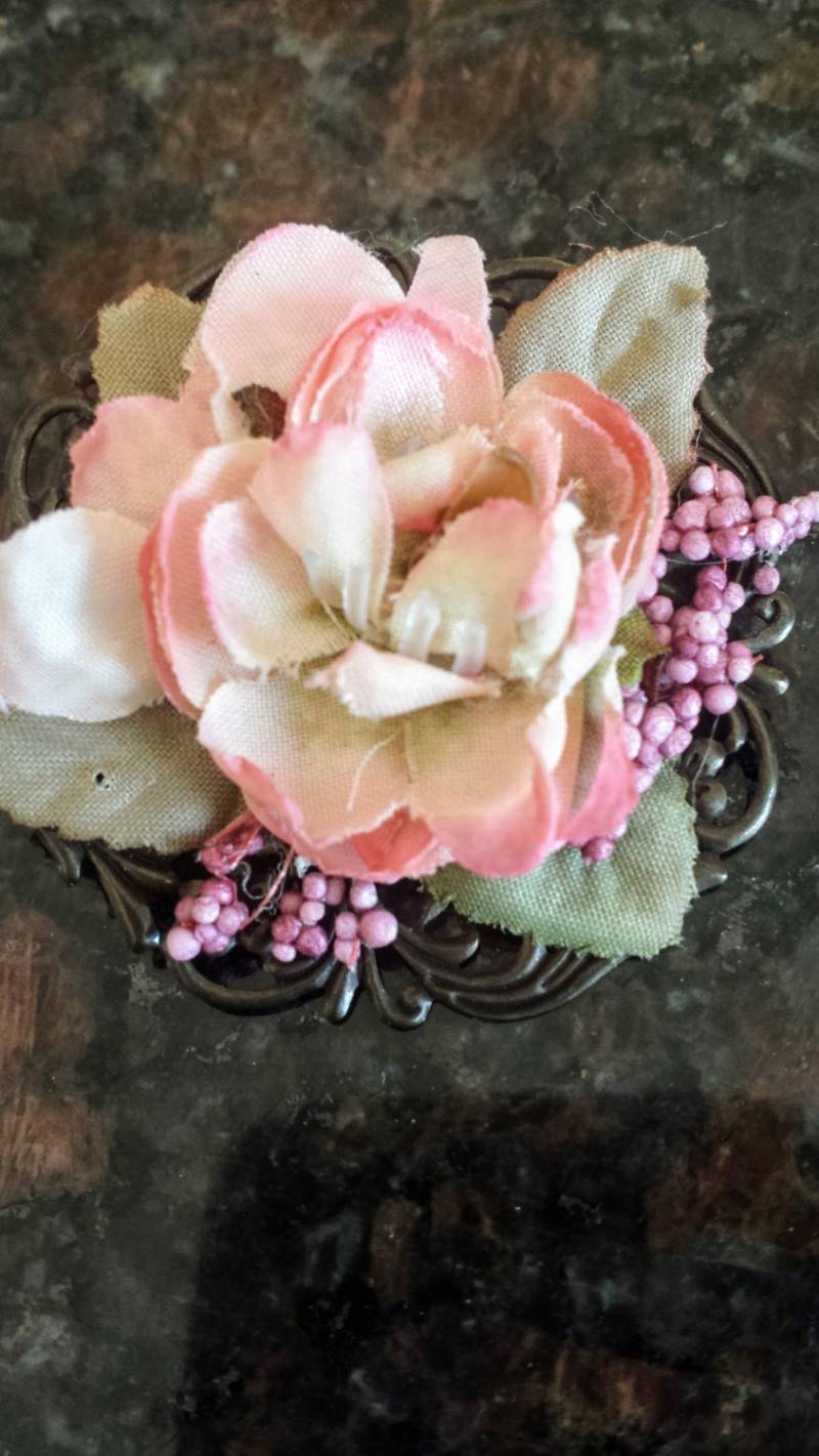 Vintage Stoff Blume Pin/Art Deco Einzigartige Handgemachte Rosa Seidenblume Elegante Brosche/Rosa Seide Seltene Pin/Geschenk Für Sie/No.099 Vintage Stoff Blume Pin/Art Deco Einzigartige Handgemachte Rosa Seidenblume Elegante Brosche/Rosa Seide Seltene Pin/Geschenk Für Sie/No.099 von AmazingClosetShop