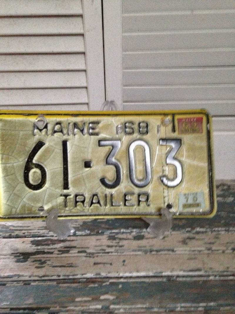 Antikes Nummernschild Maine Vintage 1968 Gelb Mit Schwarzen Zahlen Industrielles Metallschild Distressed Aged Patina Auto Hot Rod von AmazingCollections