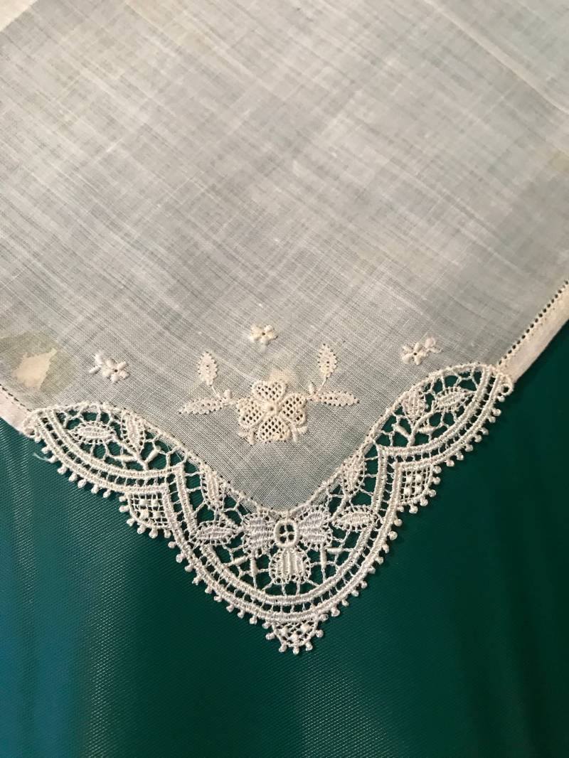 Einstecktuch Hochzeit, Einstecktuch, Weiß Auf Weiß, Weißes Mit Spitze An Der Ecke von AmazingCollections