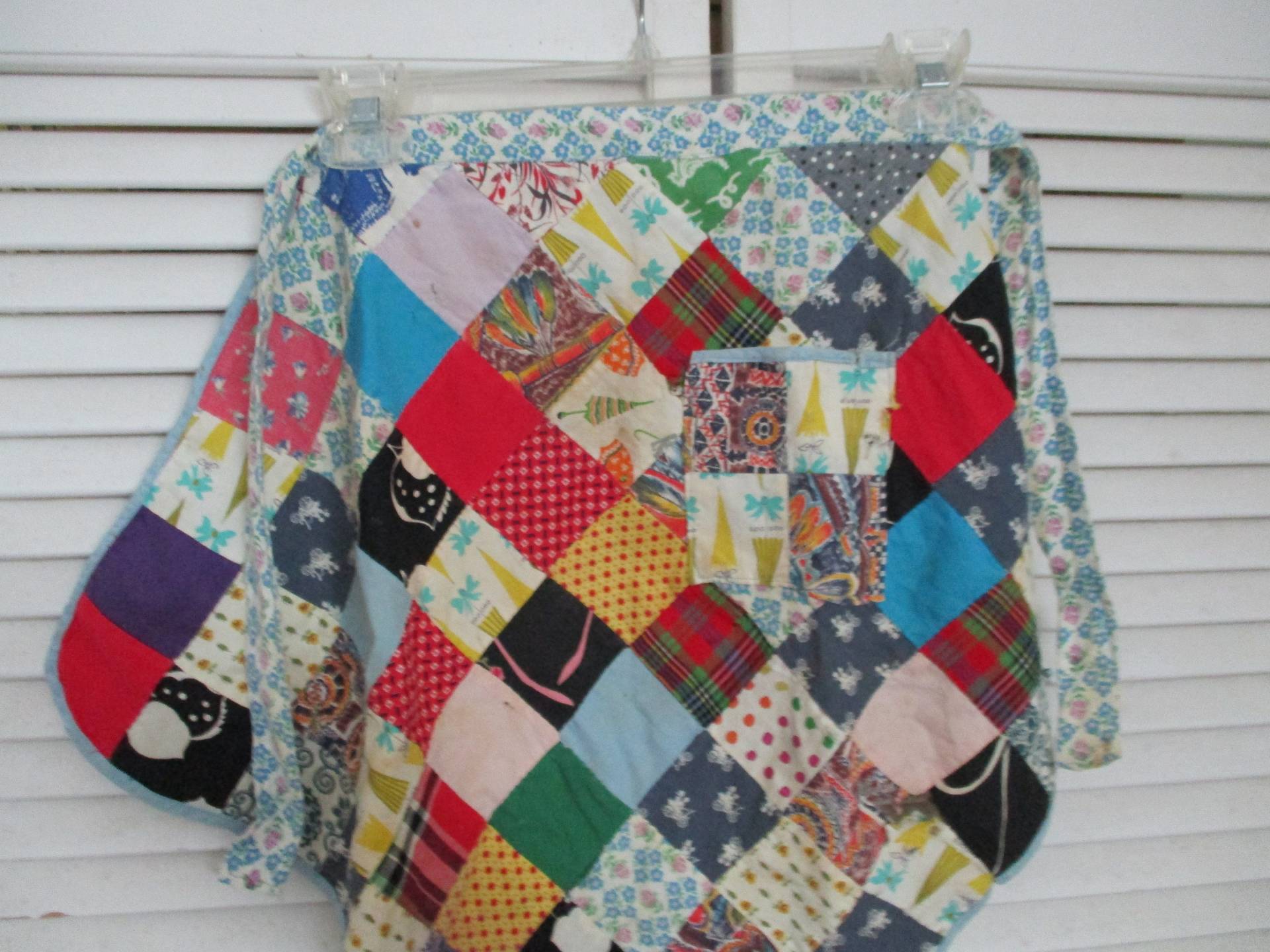 Handgemachte Gesteppte Halbe Schürze, Entzückende Alte Jeder Platz Ist Von Hand Zusammengenäht, Eine Tasche Auf Der Seite, Viel Geliebt Schürze von AmazingCollections